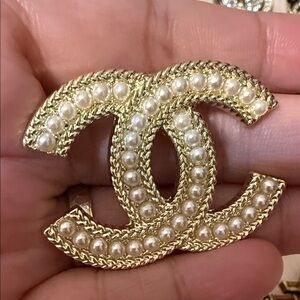 Elegant Gold Brooch with Pearls